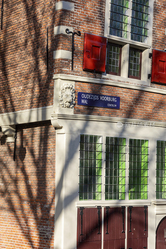 阿姆斯特丹市中心的Oudezijds Voorburgwal街名标志